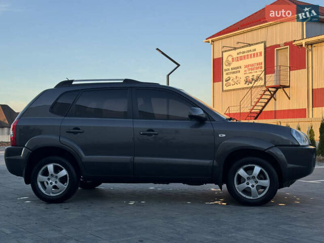 Серый Хендай Туксон, объемом двигателя 1.99 л и пробегом 315 тыс. км за 7300 $, фото 6 на Automoto.ua