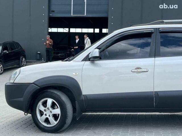 Серый Хендай Туксон, объемом двигателя 2 л и пробегом 255 тыс. км за 7490 $, фото 3 на Automoto.ua