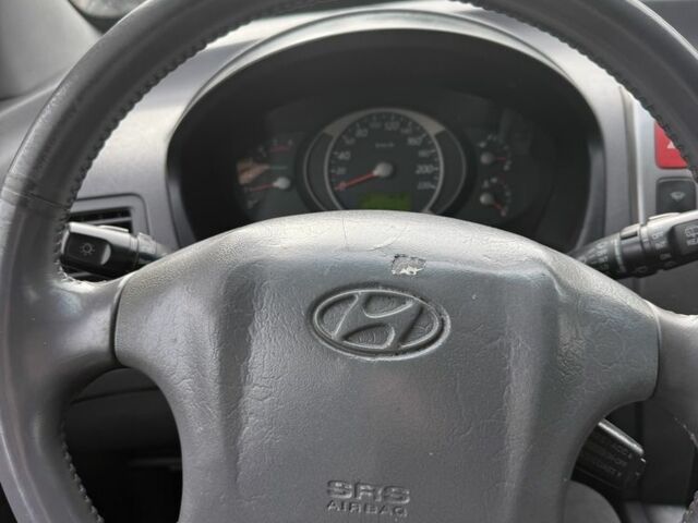 Серый Хендай Туксон, объемом двигателя 2 л и пробегом 175 тыс. км за 3400 $, фото 18 на Automoto.ua