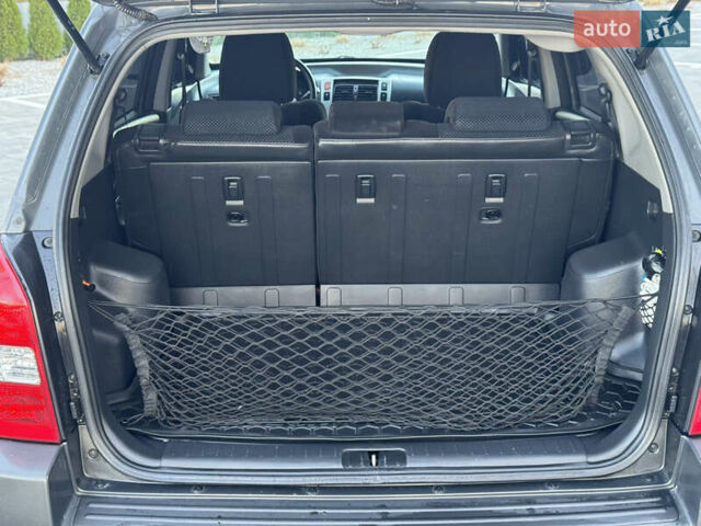 Серый Хендай Туксон, объемом двигателя 1.99 л и пробегом 315 тыс. км за 7300 $, фото 9 на Automoto.ua