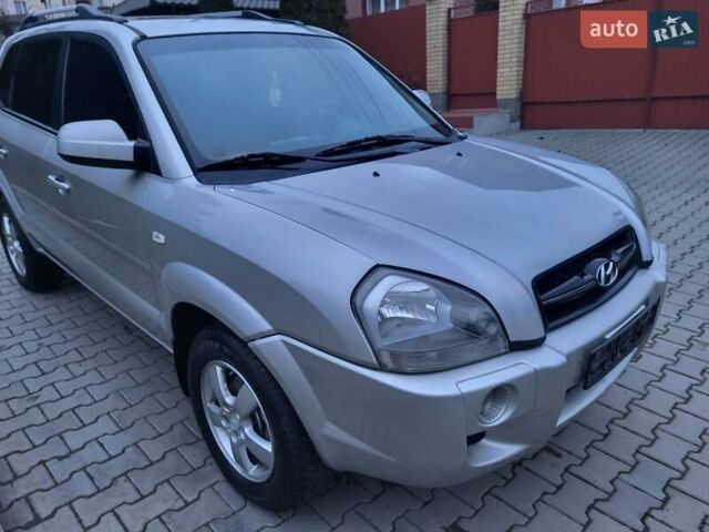 Серый Хендай Туксон, объемом двигателя 2 л и пробегом 240 тыс. км за 8300 $, фото 26 на Automoto.ua
