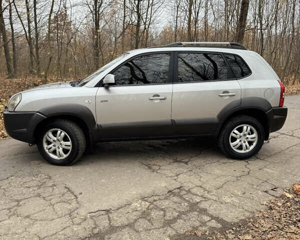 Серый Хендай Туксон, объемом двигателя 1.98 л и пробегом 269 тыс. км за 7100 $, фото 10 на Automoto.ua