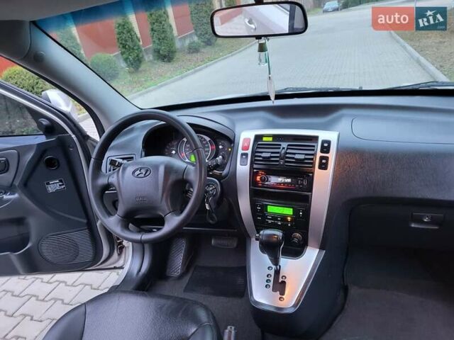 Серый Хендай Туксон, объемом двигателя 2 л и пробегом 240 тыс. км за 8300 $, фото 116 на Automoto.ua