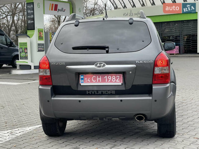 Серый Хендай Туксон, объемом двигателя 2 л и пробегом 182 тыс. км за 7600 $, фото 4 на Automoto.ua