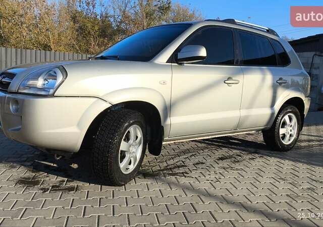 Серый Хендай Туксон, объемом двигателя 1.98 л и пробегом 193 тыс. км за 8400 $, фото 8 на Automoto.ua