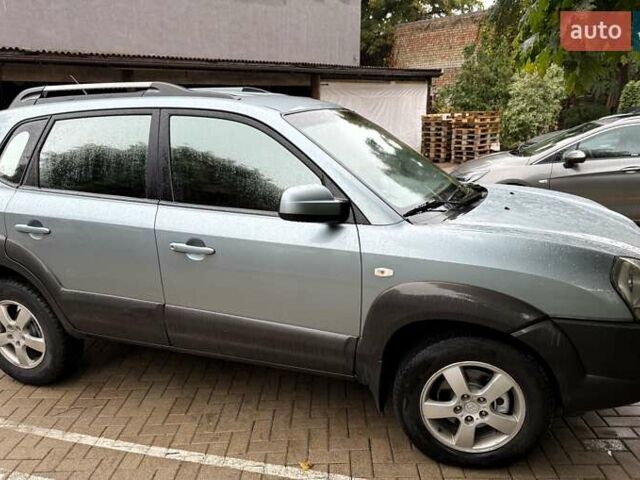 Серый Хендай Туксон, объемом двигателя 1.98 л и пробегом 218 тыс. км за 7900 $, фото 3 на Automoto.ua