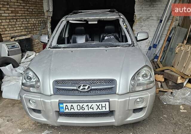 Серый Хендай Туксон, объемом двигателя 2 л и пробегом 330 тыс. км за 4000 $, фото 23 на Automoto.ua