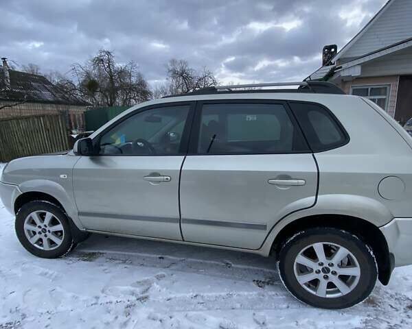 Серый Хендай Туксон, объемом двигателя 2 л и пробегом 213 тыс. км за 7999 $, фото 1 на Automoto.ua