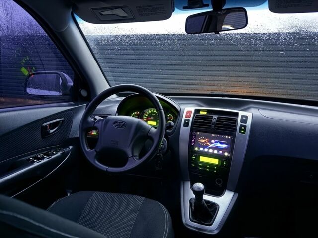 Серый Хендай Туксон, объемом двигателя 2 л и пробегом 305 тыс. км за 7200 $, фото 11 на Automoto.ua