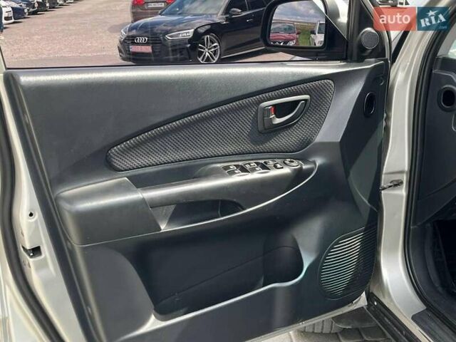 Серый Хендай Туксон, объемом двигателя 2 л и пробегом 255 тыс. км за 7490 $, фото 35 на Automoto.ua