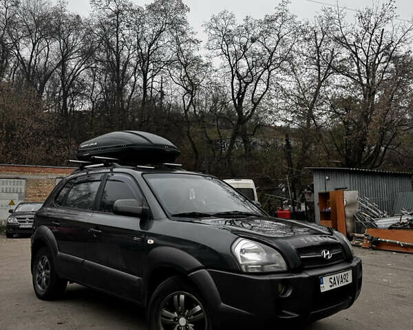 Серый Хендай Туксон, объемом двигателя 2.66 л и пробегом 247 тыс. км за 7250 $, фото 1 на Automoto.ua