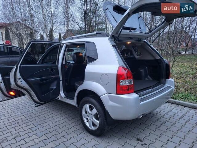 Серый Хендай Туксон, объемом двигателя 2 л и пробегом 240 тыс. км за 8300 $, фото 82 на Automoto.ua