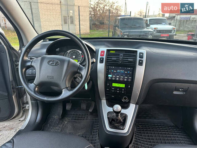 Серый Хендай Туксон, объемом двигателя 1.98 л и пробегом 167 тыс. км за 7300 $, фото 28 на Automoto.ua