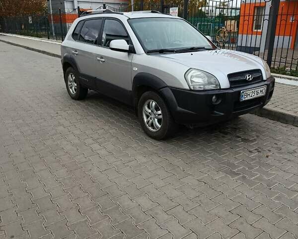 Сірий Хендай Туксон, об'ємом двигуна 2 л та пробігом 335 тис. км за 7200 $, фото 6 на Automoto.ua