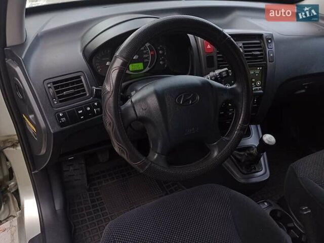 Сірий Хендай Туксон, об'ємом двигуна 1.98 л та пробігом 225 тис. км за 6999 $, фото 28 на Automoto.ua