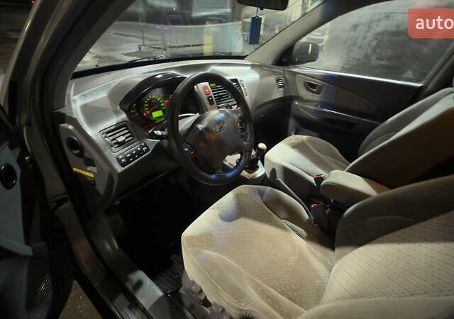 Серый Хендай Туксон, объемом двигателя 2 л и пробегом 222 тыс. км за 7950 $, фото 23 на Automoto.ua