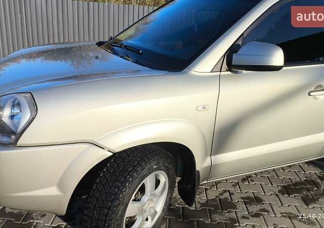 Серый Хендай Туксон, объемом двигателя 1.98 л и пробегом 193 тыс. км за 8400 $, фото 11 на Automoto.ua