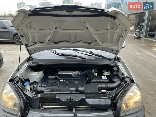 Серый Хендай Туксон, объемом двигателя 2 л и пробегом 290 тыс. км за 6500 $, фото 12 на Automoto.ua