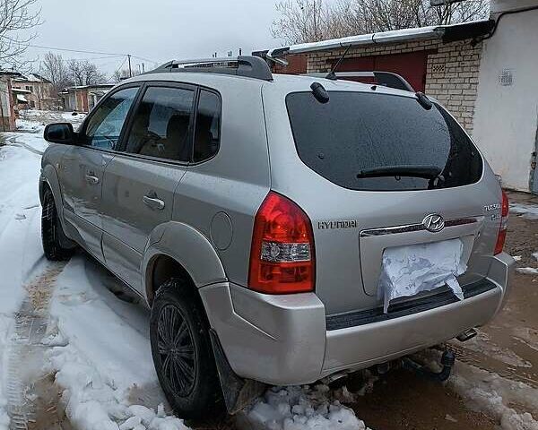 Серый Хендай Туксон, объемом двигателя 2 л и пробегом 250 тыс. км за 8600 $, фото 1 на Automoto.ua