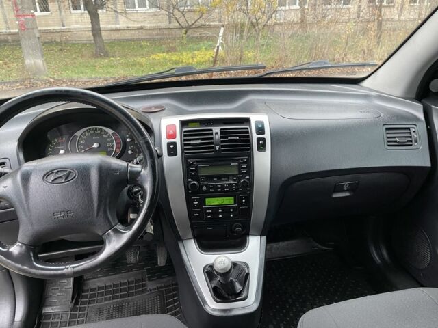 Серый Хендай Туксон, объемом двигателя 2 л и пробегом 290 тыс. км за 6400 $, фото 9 на Automoto.ua