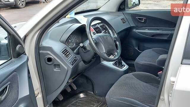 Серый Хендай Туксон, объемом двигателя 1.9 л и пробегом 135 тыс. км за 7800 $, фото 7 на Automoto.ua