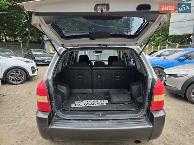 Сірий Хендай Туксон, об'ємом двигуна 1.98 л та пробігом 250 тис. км за 6900 $, фото 6 на Automoto.ua