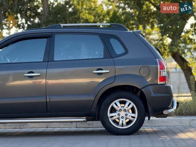 Серый Хендай Туксон, объемом двигателя 1.98 л и пробегом 282 тыс. км за 8350 $, фото 19 на Automoto.ua