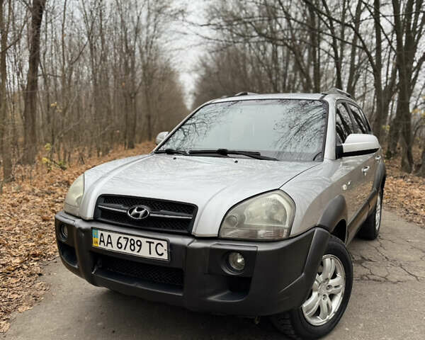 Серый Хендай Туксон, объемом двигателя 1.98 л и пробегом 269 тыс. км за 7100 $, фото 14 на Automoto.ua