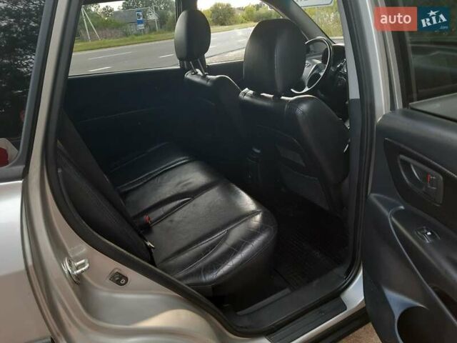 Сірий Хендай Туксон, об'ємом двигуна 2 л та пробігом 240 тис. км за 7499 $, фото 12 на Automoto.ua