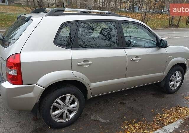 Сірий Хендай Туксон, об'ємом двигуна 2 л та пробігом 203 тис. км за 7700 $, фото 3 на Automoto.ua