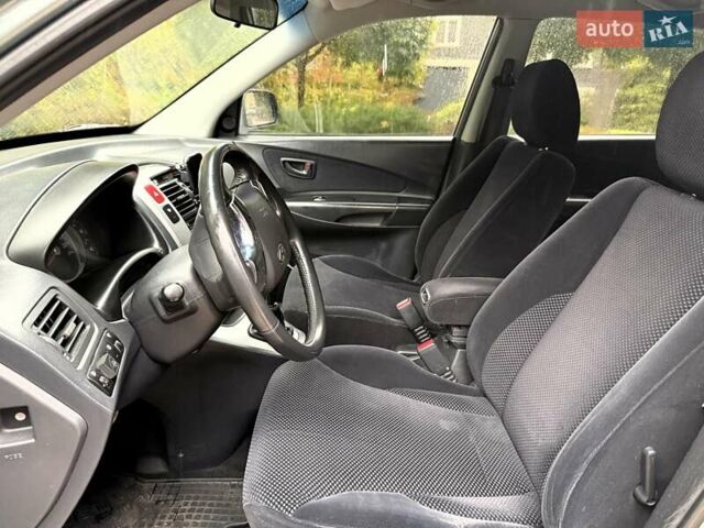 Серый Хендай Туксон, объемом двигателя 1.98 л и пробегом 218 тыс. км за 7900 $, фото 10 на Automoto.ua