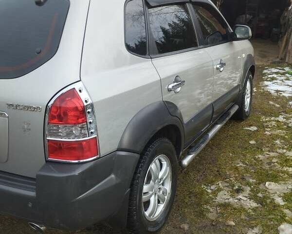 Сірий Хендай Туксон, об'ємом двигуна 1.98 л та пробігом 169 тис. км за 10500 $, фото 10 на Automoto.ua