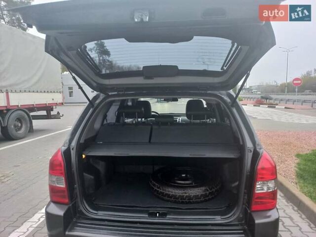 Сірий Хендай Туксон, об'ємом двигуна 2 л та пробігом 190 тис. км за 8600 $, фото 65 на Automoto.ua