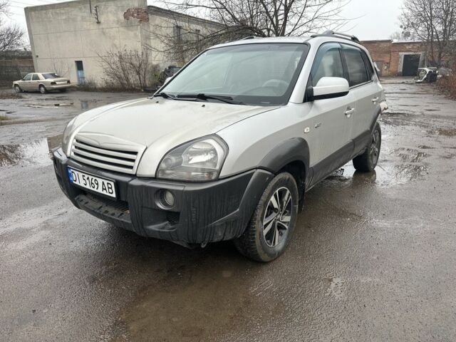 Серый Хендай Туксон, объемом двигателя 2 л и пробегом 350 тыс. км за 3850 $, фото 1 на Automoto.ua