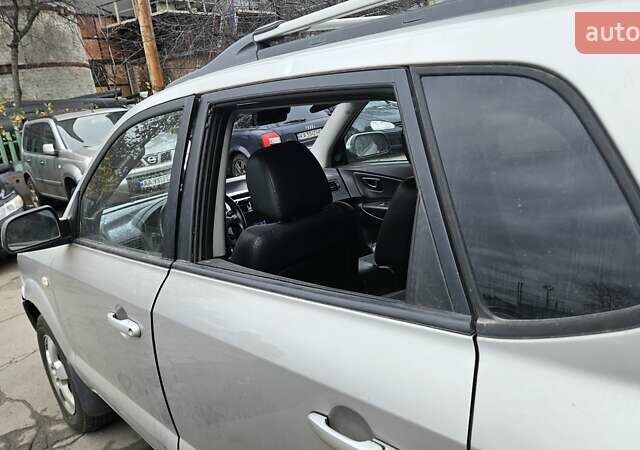 Серый Хендай Туксон, объемом двигателя 2 л и пробегом 330 тыс. км за 4000 $, фото 18 на Automoto.ua