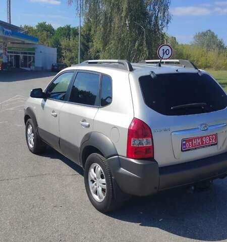 Серый Хендай Туксон, объемом двигателя 2 л и пробегом 185 тыс. км за 7999 $, фото 6 на Automoto.ua