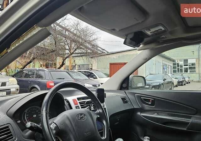 Серый Хендай Туксон, объемом двигателя 2 л и пробегом 330 тыс. км за 4000 $, фото 19 на Automoto.ua