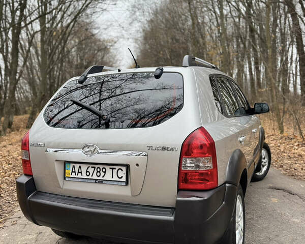 Серый Хендай Туксон, объемом двигателя 1.98 л и пробегом 269 тыс. км за 7100 $, фото 9 на Automoto.ua