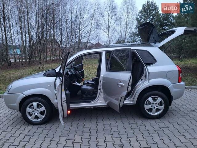 Серый Хендай Туксон, объемом двигателя 2 л и пробегом 240 тыс. км за 8300 $, фото 86 на Automoto.ua