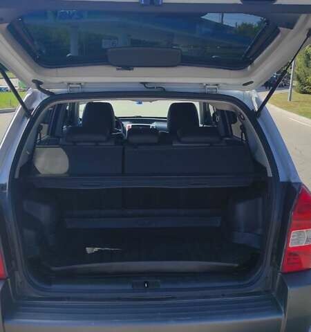 Серый Хендай Туксон, объемом двигателя 2 л и пробегом 185 тыс. км за 7999 $, фото 31 на Automoto.ua