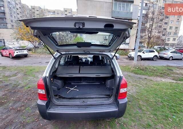 Серый Хендай Туксон, объемом двигателя 1.9 л и пробегом 135 тыс. км за 7800 $, фото 6 на Automoto.ua