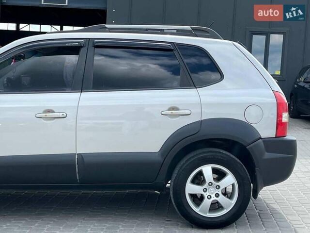 Серый Хендай Туксон, объемом двигателя 2 л и пробегом 255 тыс. км за 7490 $, фото 5 на Automoto.ua