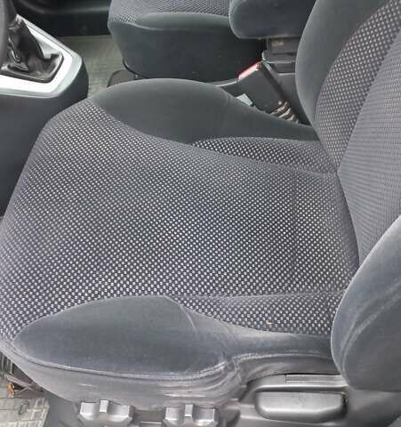 Сірий Хендай Туксон, об'ємом двигуна 2 л та пробігом 203 тис. км за 7700 $, фото 14 на Automoto.ua