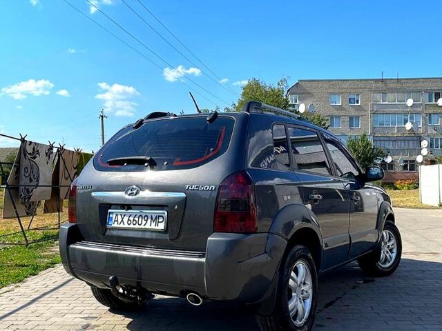Серый Хендай Туксон, объемом двигателя 2 л и пробегом 210 тыс. км за 7900 $, фото 1 на Automoto.ua