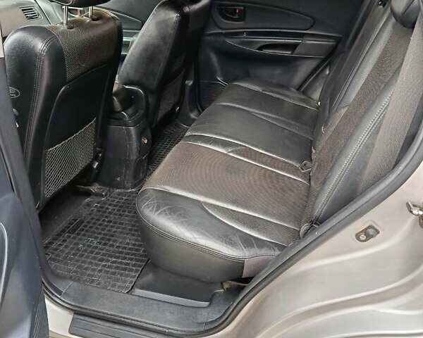 Сірий Хендай Туксон, об'ємом двигуна 2 л та пробігом 335 тис. км за 7200 $, фото 10 на Automoto.ua