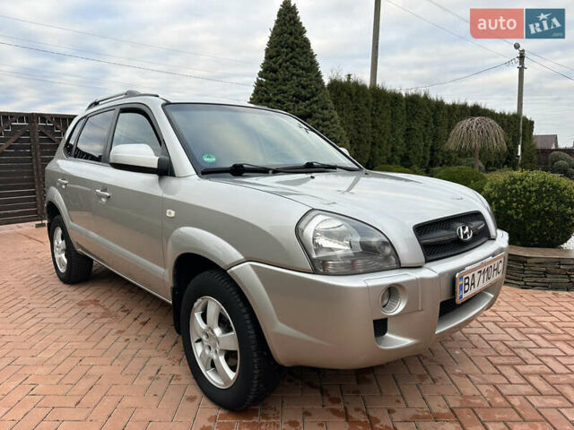 Серый Хендай Туксон, объемом двигателя 1.98 л и пробегом 217 тыс. км за 8500 $, фото 4 на Automoto.ua