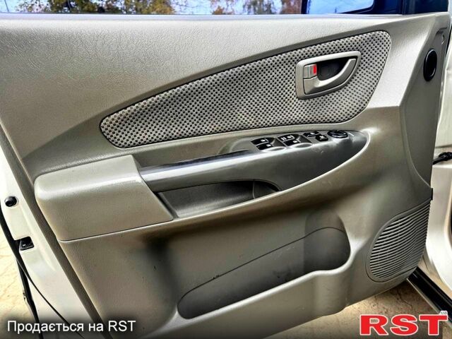 Сірий Хендай Туксон, об'ємом двигуна 2 л та пробігом 316 тис. км за 6780 $, фото 4 на Automoto.ua