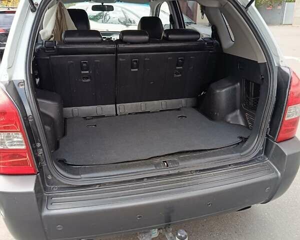 Сірий Хендай Туксон, об'ємом двигуна 2 л та пробігом 335 тис. км за 7200 $, фото 7 на Automoto.ua