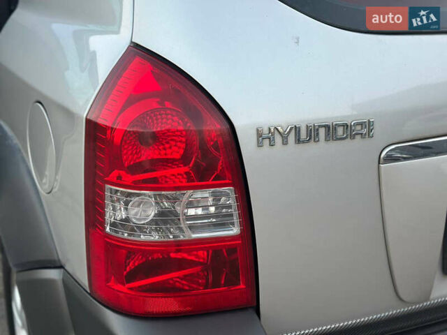 Серый Хендай Туксон, объемом двигателя 1.98 л и пробегом 167 тыс. км за 7300 $, фото 36 на Automoto.ua