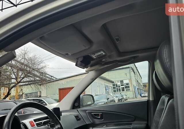 Серый Хендай Туксон, объемом двигателя 2 л и пробегом 330 тыс. км за 4000 $, фото 24 на Automoto.ua